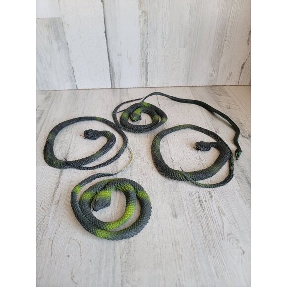 Green rubber scary snake Halloween prop set decor - Picture 1 of 9